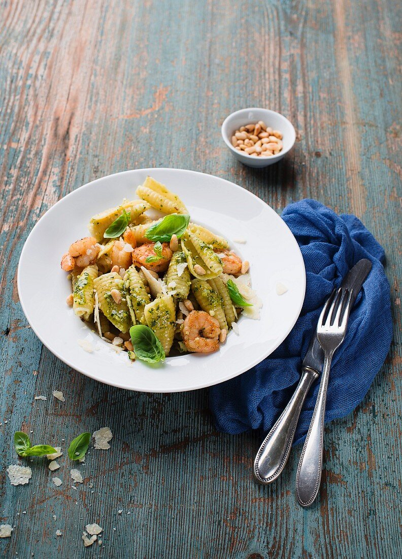 Nudelsalat mit Garnelen und Pesto