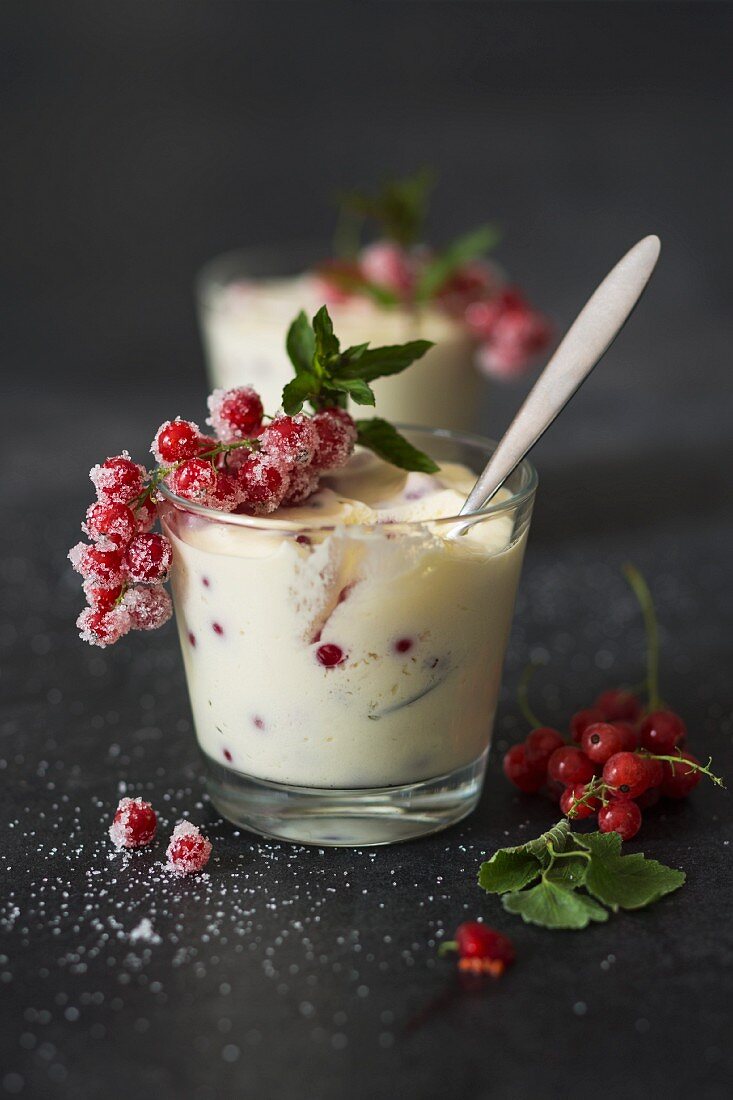 Mascarpone cream with redcurrants