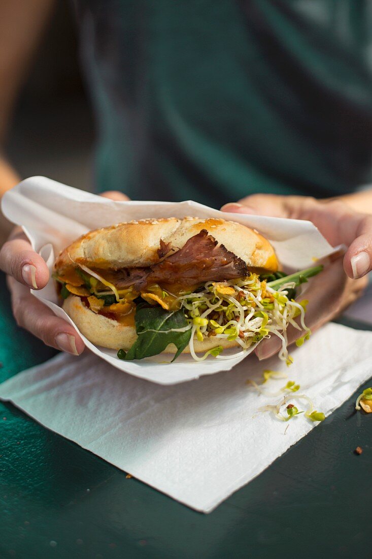 Roastbeef-Sandwich mit Brie und Mangodressing