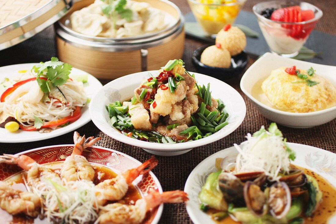 Chinesisches Buffet mit verschiedenen Gerichten