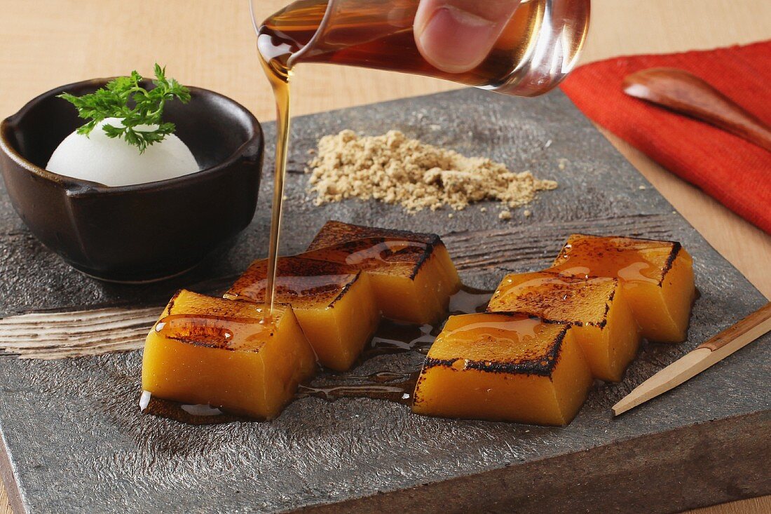 Tapioka-Reiskuchen mit Honigsauce beträufeln