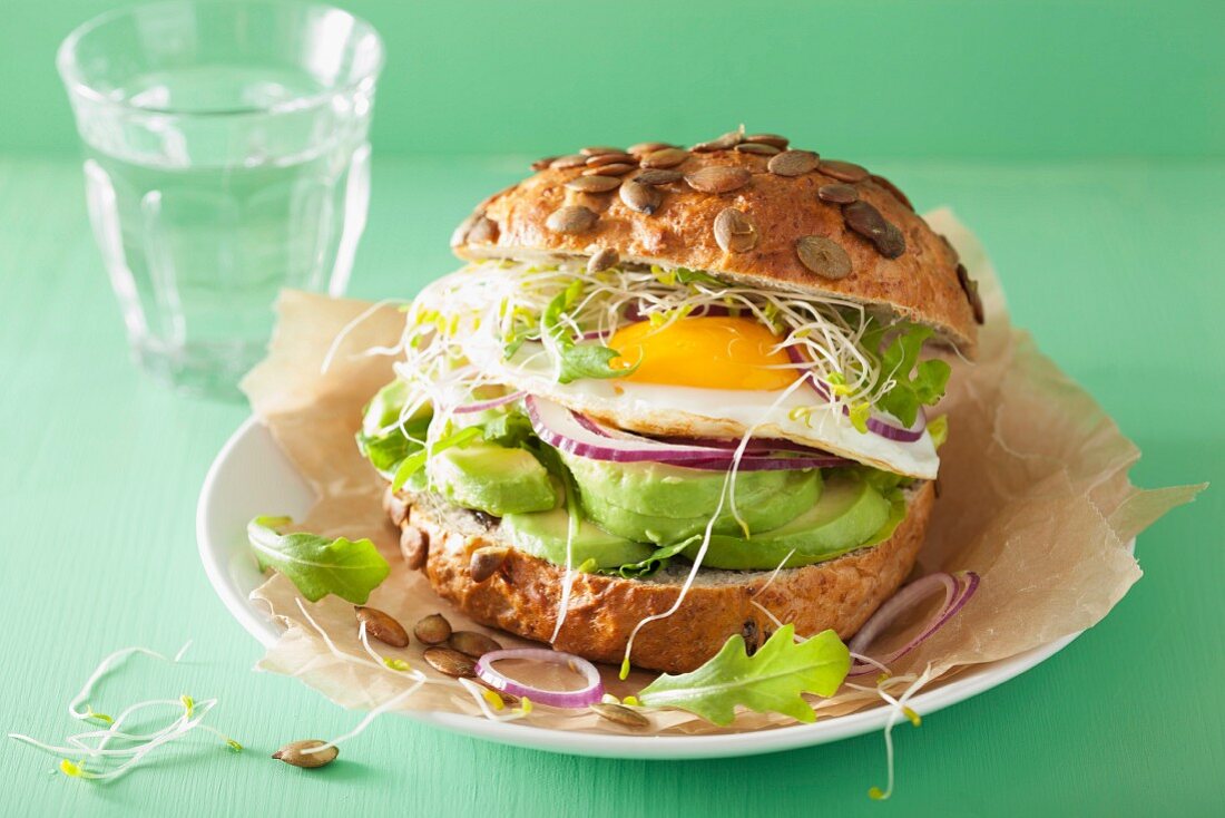 Sandwich mit Spiegelei, Avocado und Sprossen