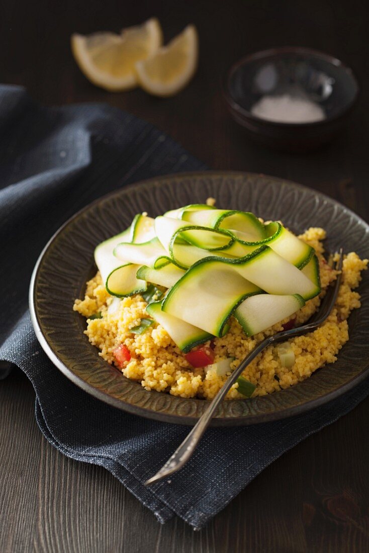 Couscous mit Zucchinibändern