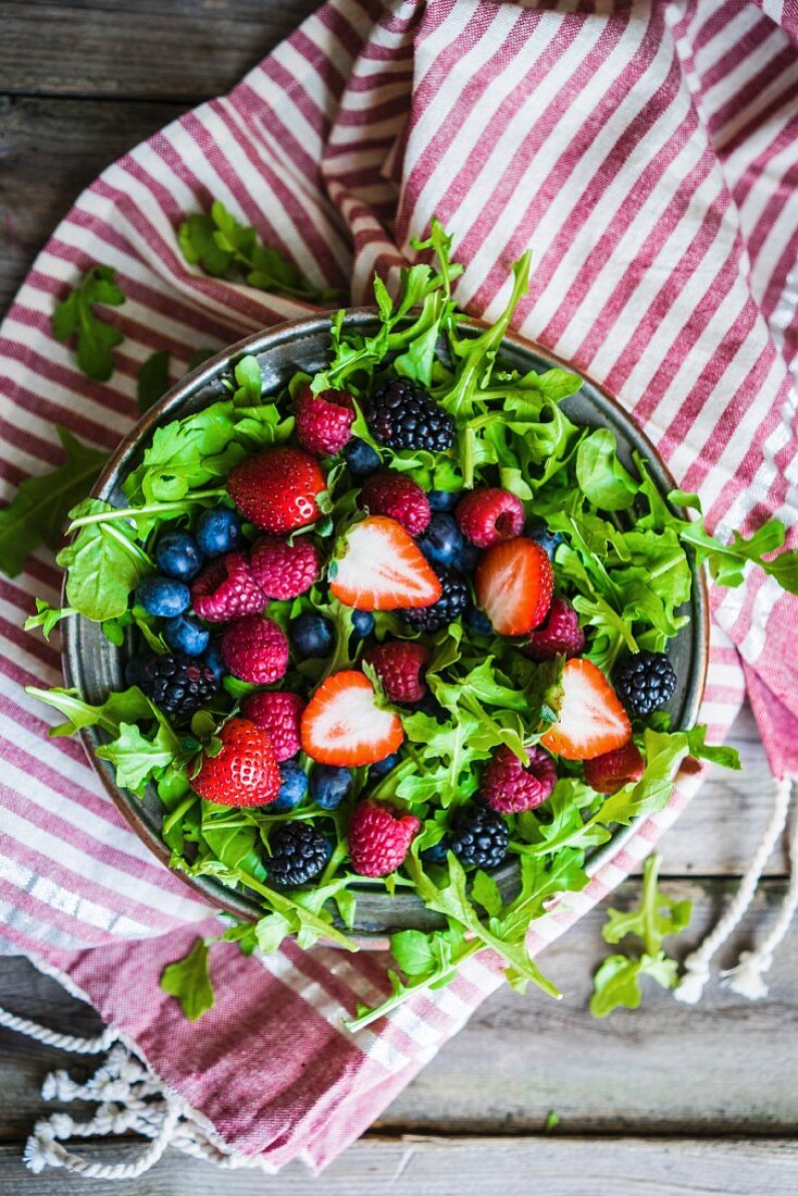 Grüner Salat mit Rucola und Beeren