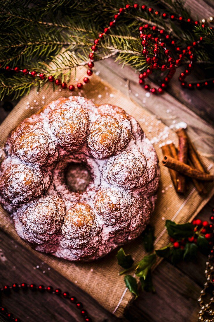 Weihnachtskuchen auf Holzuntergrund