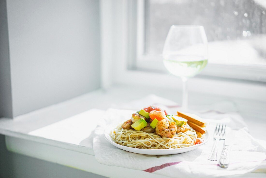 Spaghetti mit Garnelen und Avocado