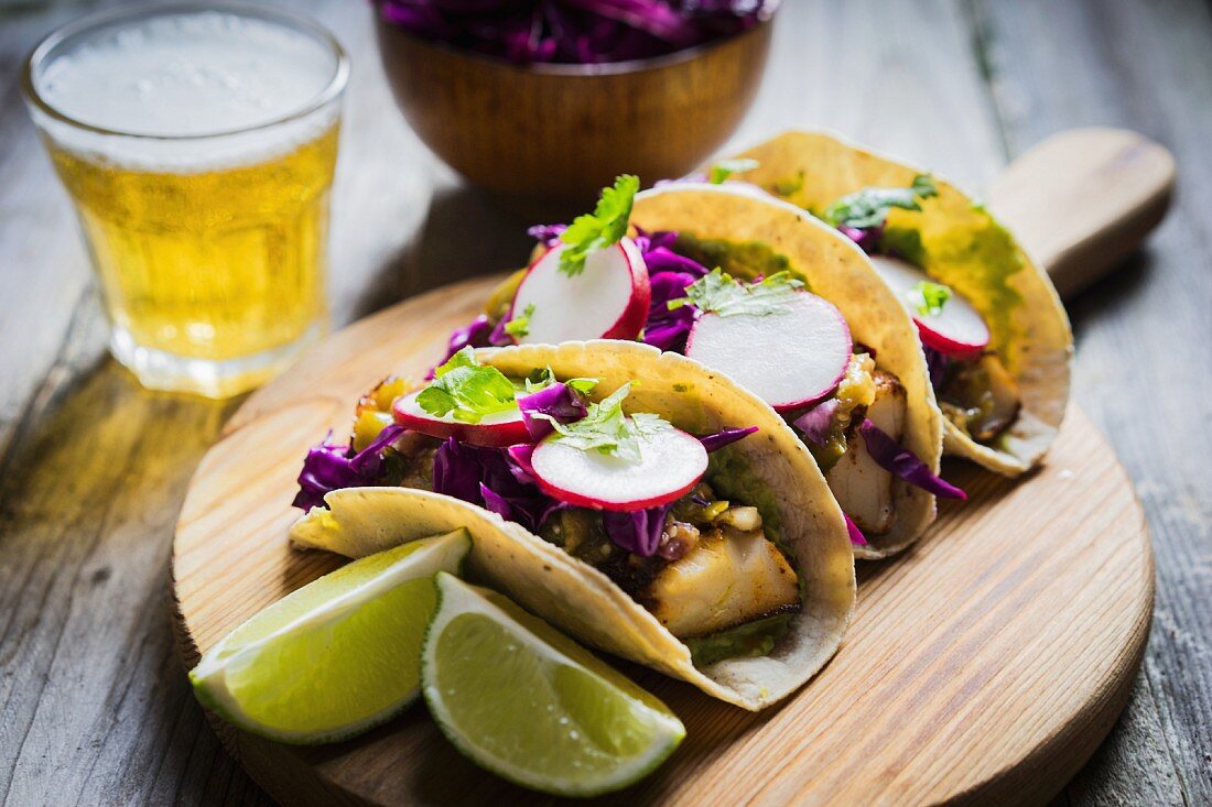 Taco-Shells mit Hähnchen und Radieschen (Mexiko)