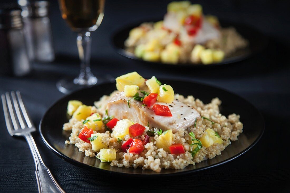 Gebratener Mahi-Mahi mit Ananas und Paprikasalsa auf Quinoa