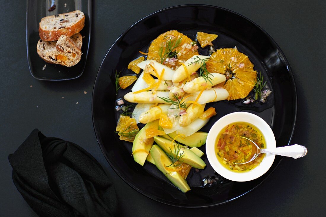 Spargelsalat mit Orangen und Avocado