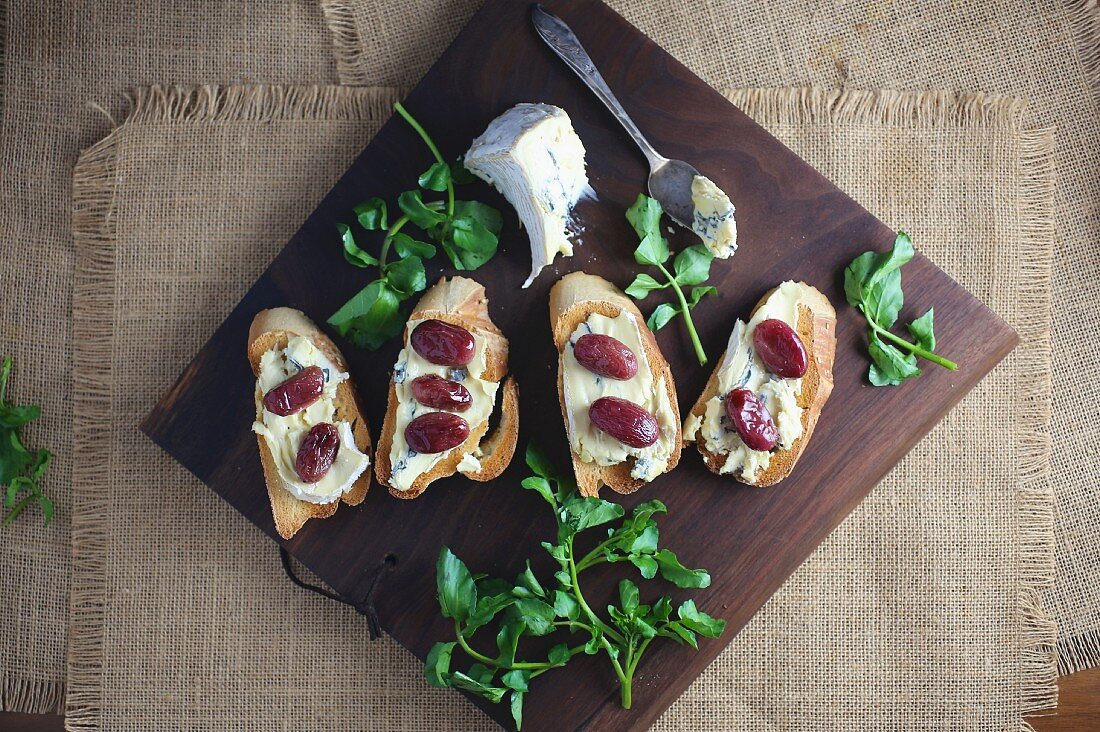 Crostini topped with blue cheese and roasted grapes
