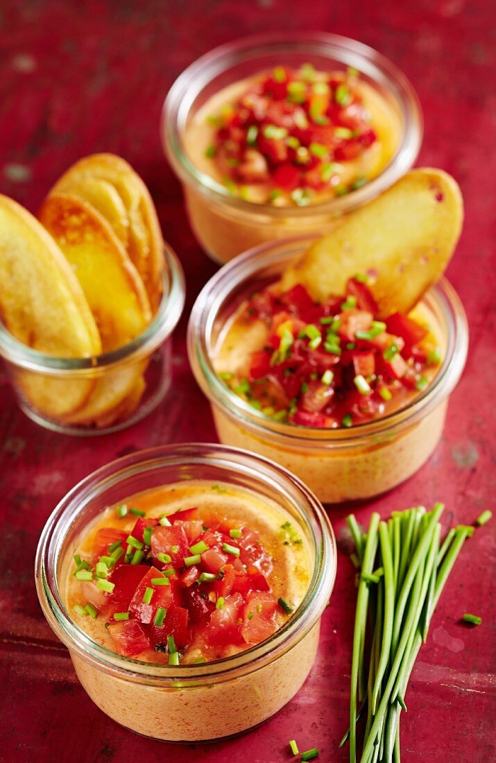 Pepper and tomato mousse with crispy bread