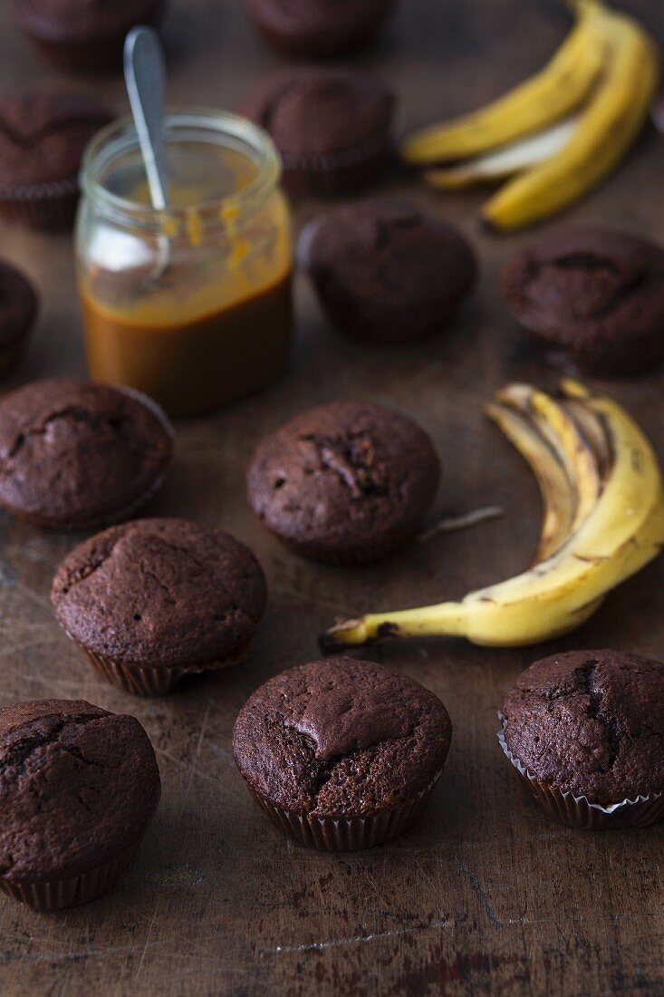 Schokoladen-Bananen-Muffins mit Karamellsauce