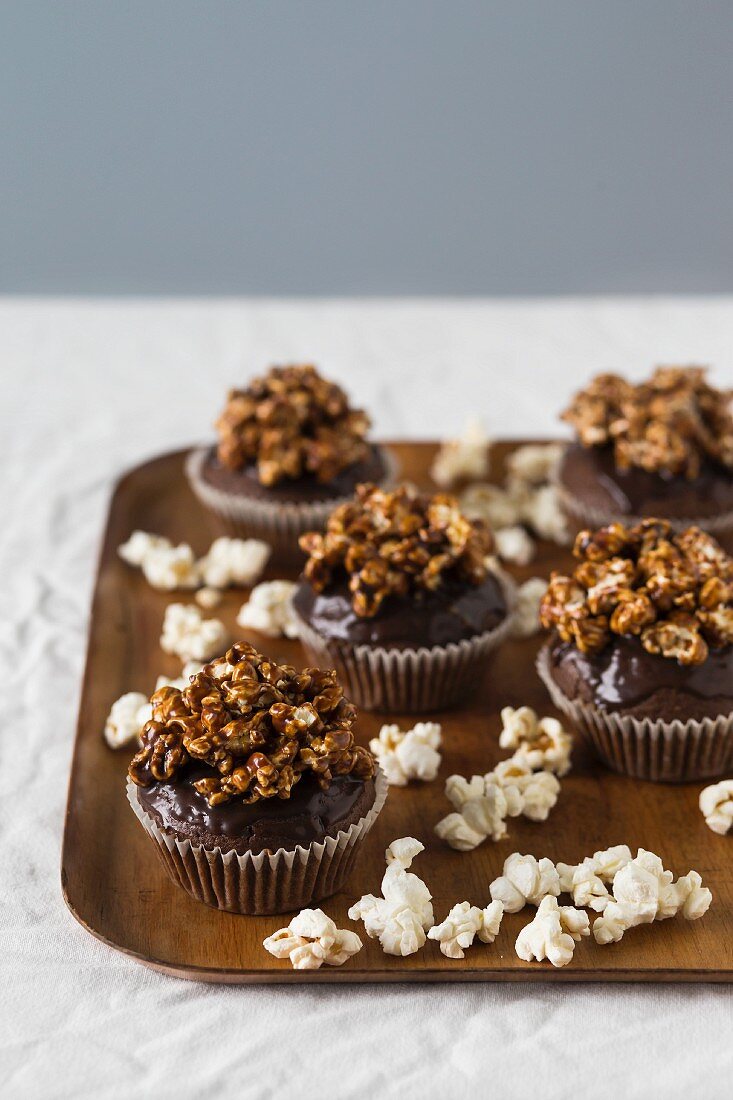 Schokoladencupcakes mit karamellisiertem Popcorn