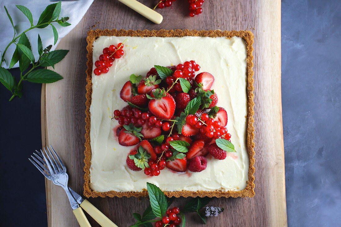 Berry tart with lemon cream