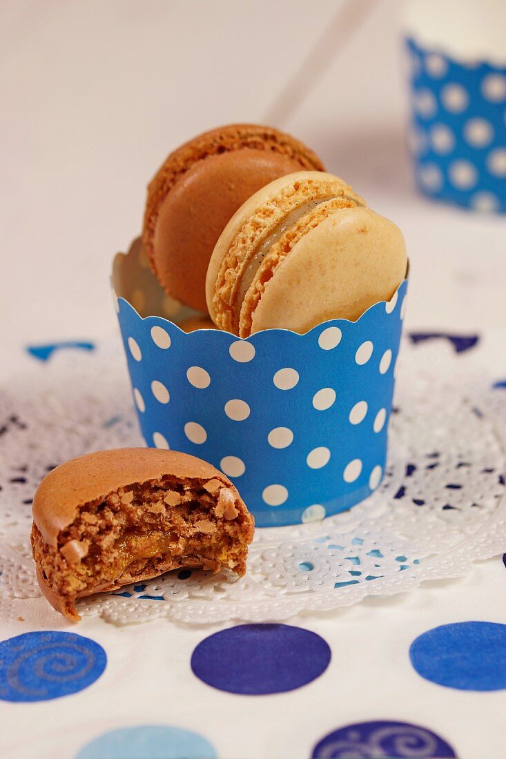 Macarons mit Schoko- und Cappuccino Geschmack in blau-weiss gepunktetem Papierbecher