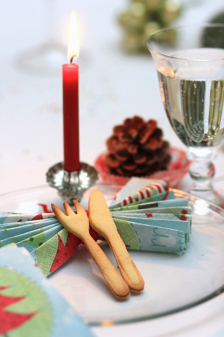 Christmas place setting with folded serviette and pastry cutlery