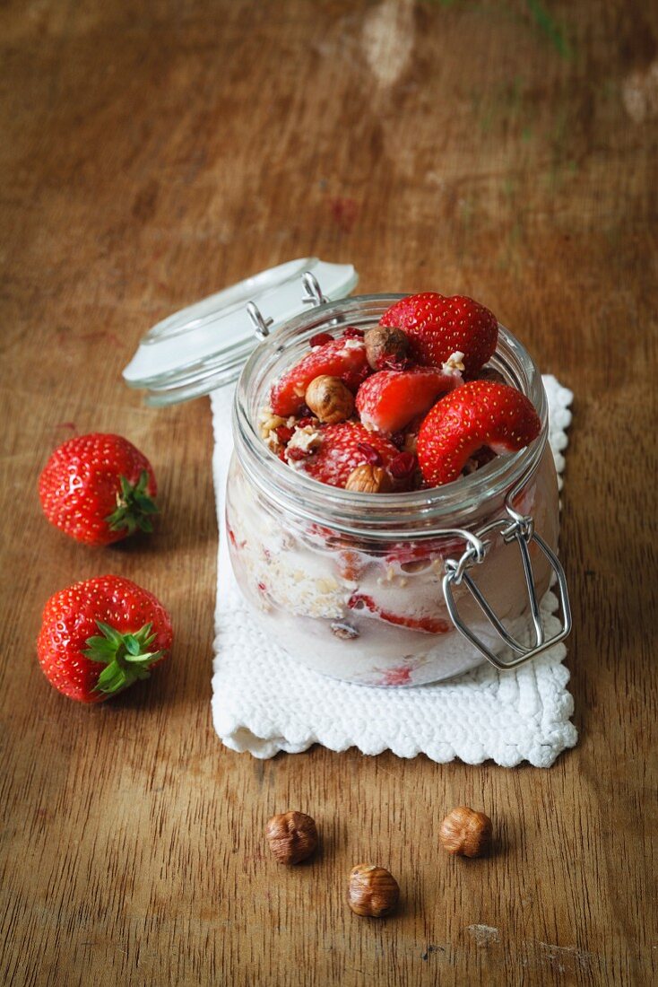 Eingeweichte Haferflocken mit Erdbeeren und Haselnüssen