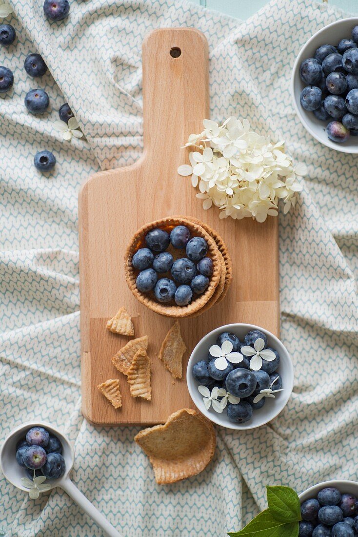 Shortcrust pastry bowls with blueberries and a bowl of blueberries with hydrangea flowers