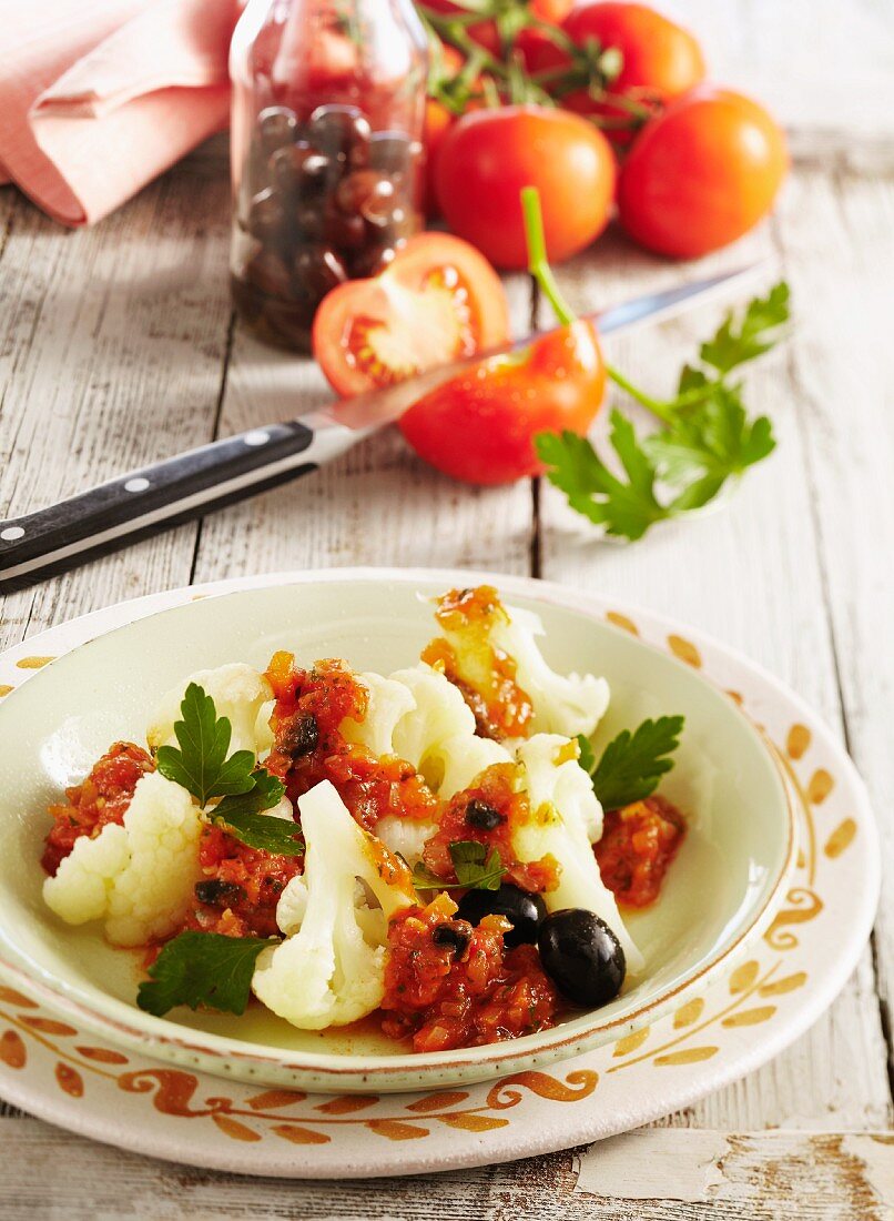 Blumenkohl mit Tomaten und Oliven