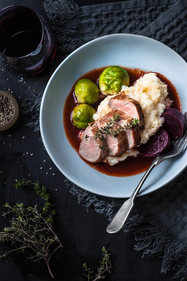 Schweinefilet mit Rotweinessigsauce, Rosenkohl und Kartoffelpüree