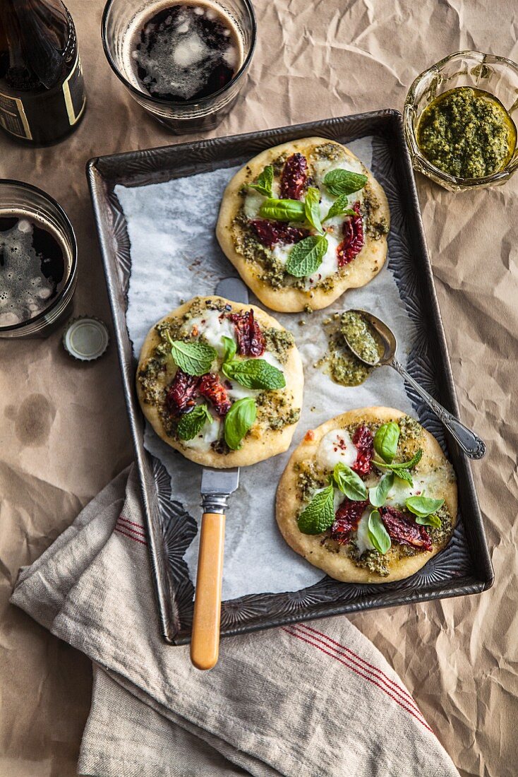 Salsa-Verde-Minipizzen mit halb getrockneten Tomaten