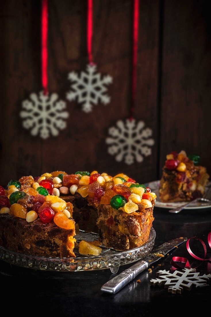 Glasierter Früchtekuchen mit Weihnachtsdeko