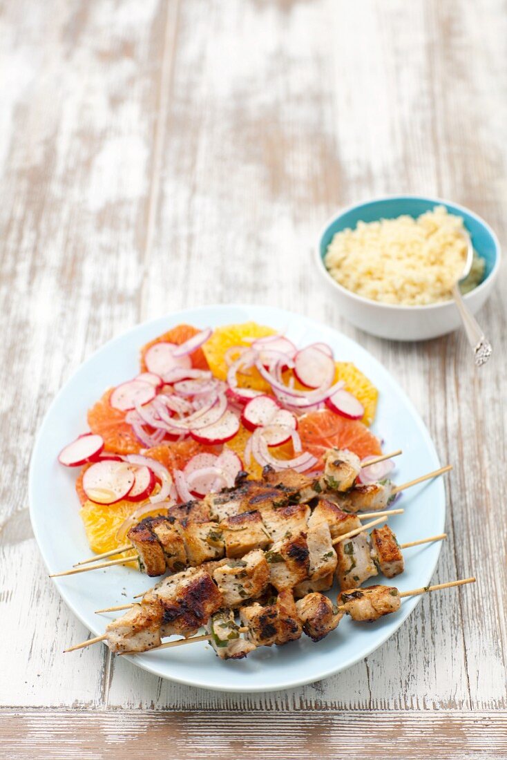 Schweinefleischspiesse mit Zitrusfrüchtesalat & Couscous