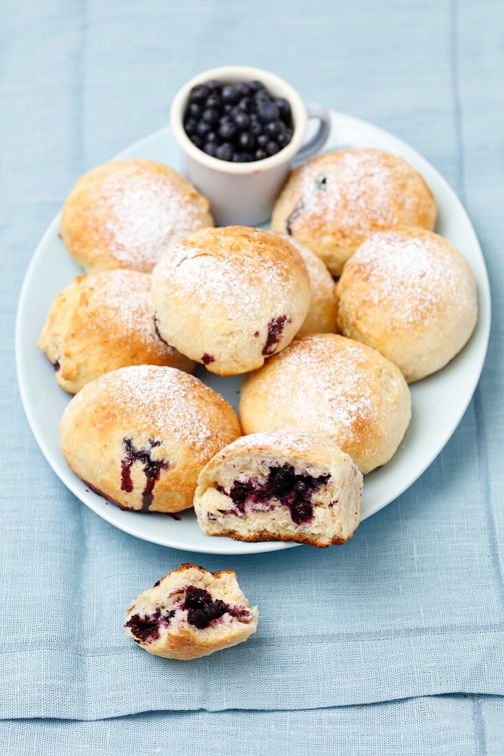 Jagodzianki (Hefeteigbrötchen mit Heidelbeerfüllung, Polen)