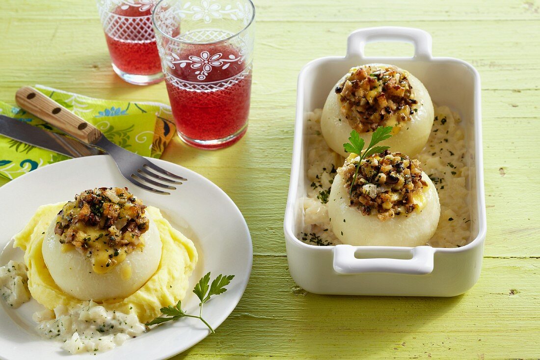 Stuffed kohlrabi with mushrooms and mashed potatoes