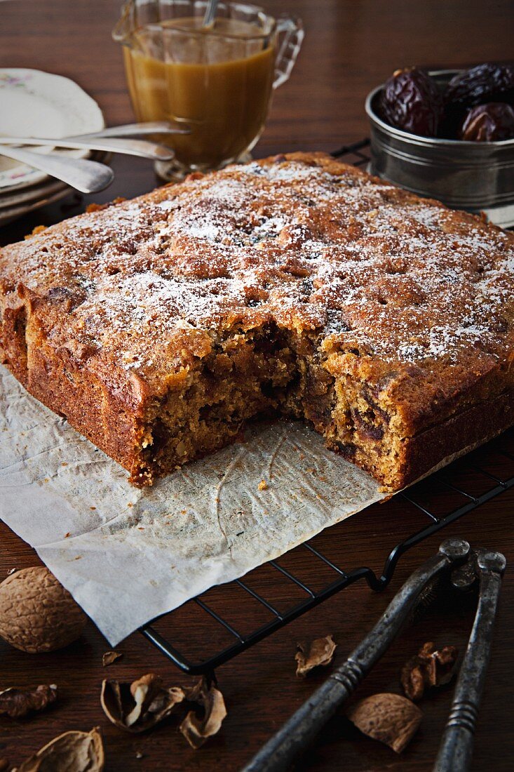 Sticky Pudding mit Datteln, Walnüssen & Karamelsauce (England)