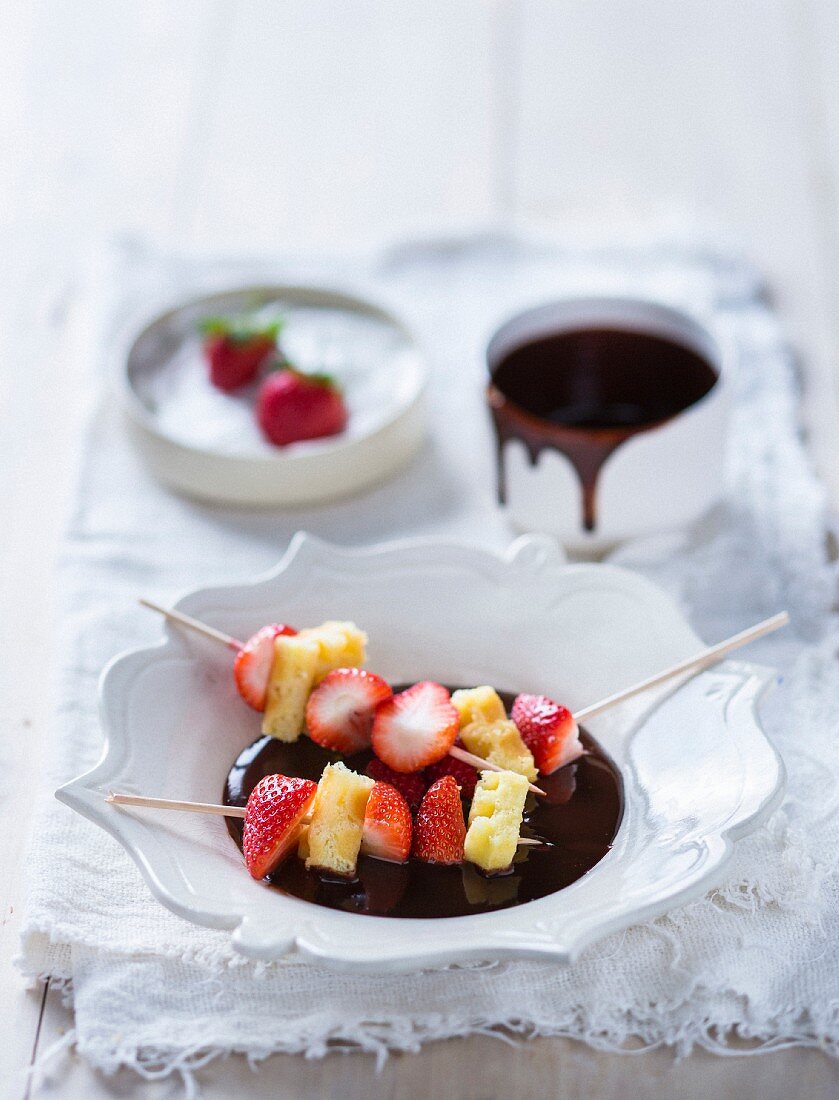Schokoladenfondue mit Früchtespiessen