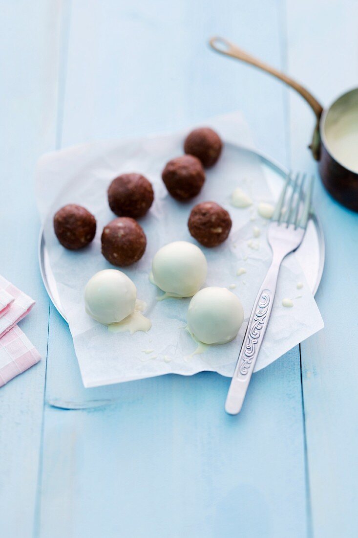 Cake pops with macadamia nuts