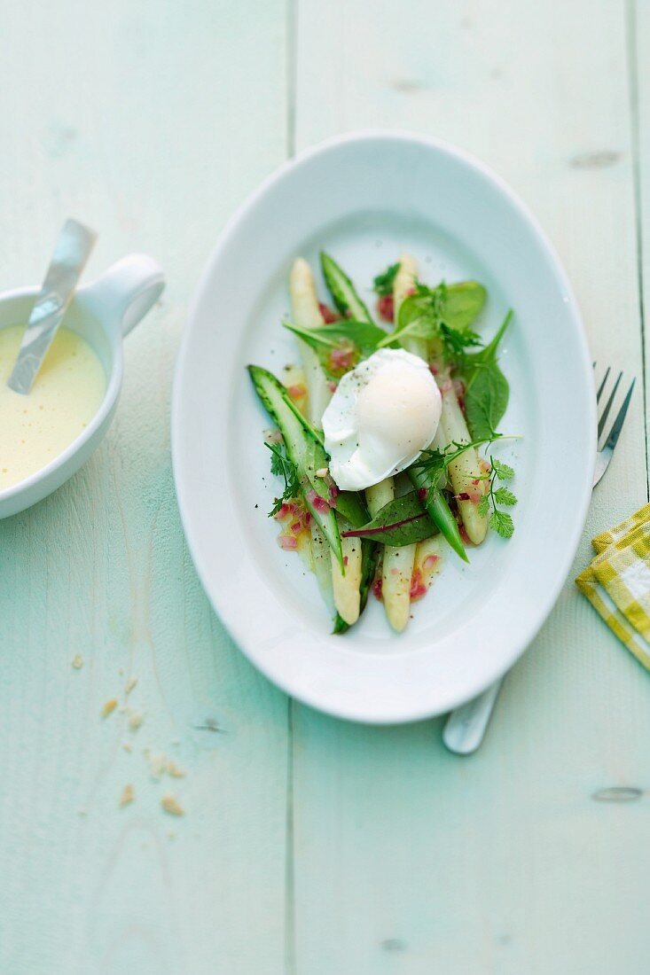 Asparagus salad with poached egg