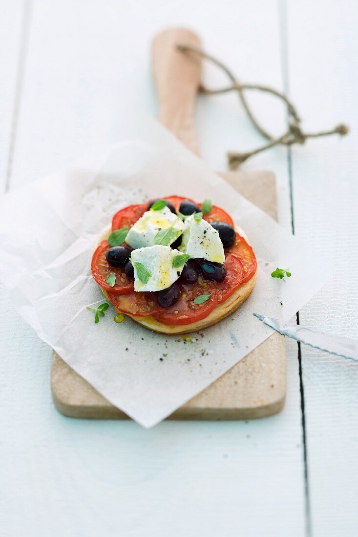 Tomato tartlet with olives and sheep's cheese