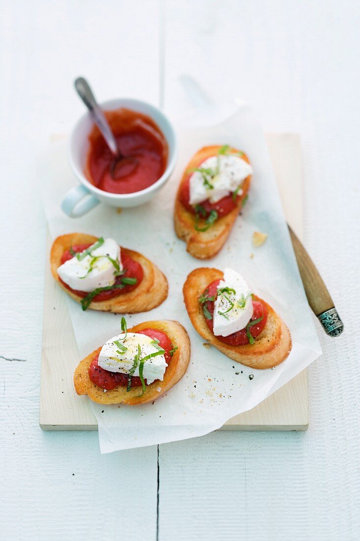 Bruschetta with tomatoes and goat's cheese