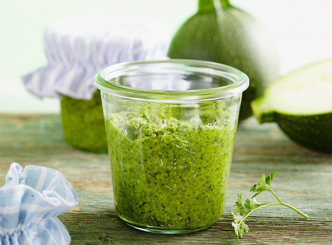 Zucchinipesto mit Petersilie und Kürbiskernen