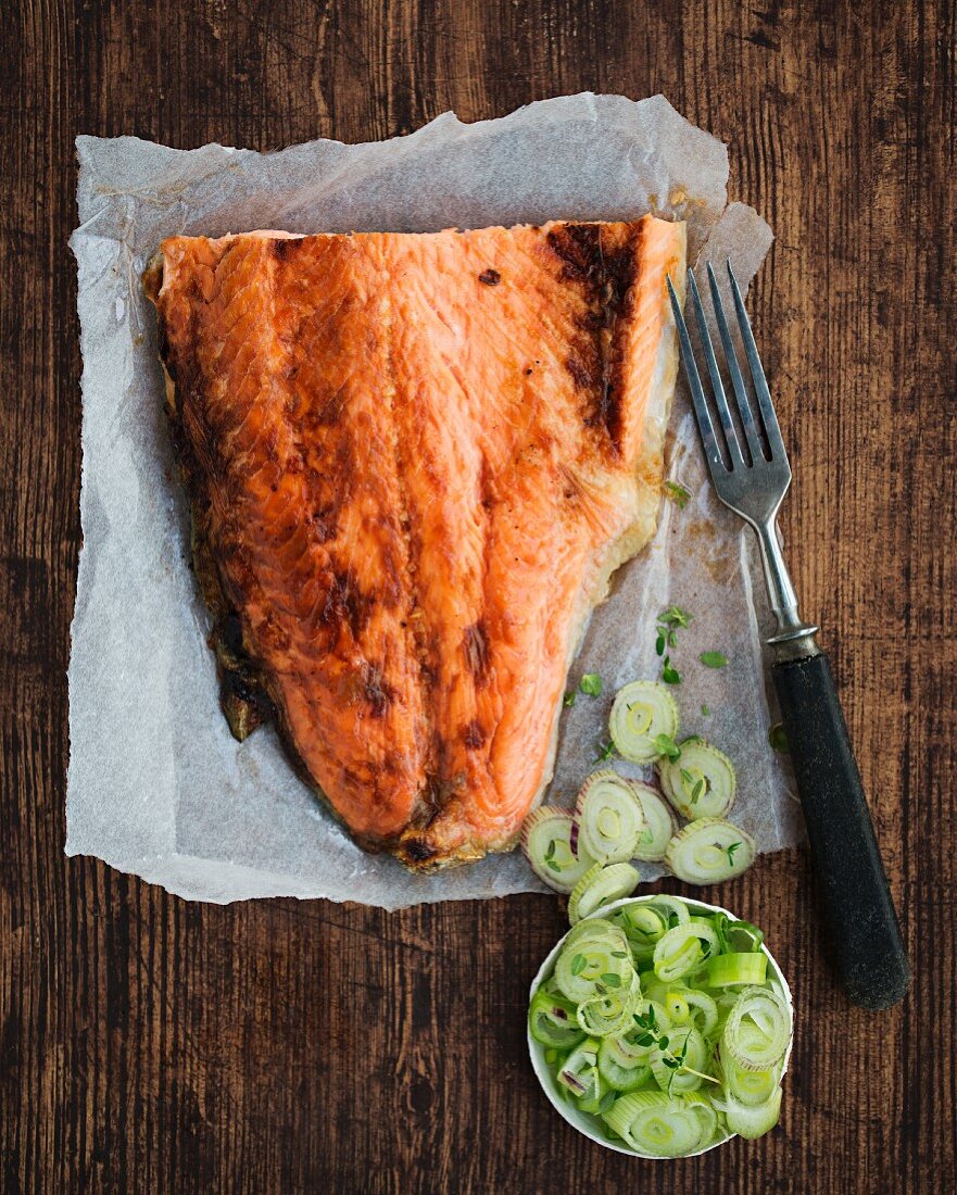 Flame grilled salmon with leek (seen from above)