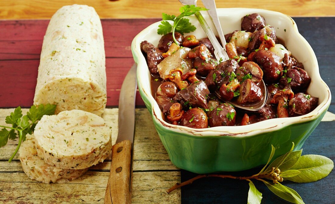 Rehgulasch mit Maronen und Serviettenknödel