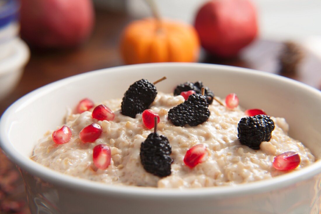 Haferbrei mit Maulbeeren und Granatapfelkernen