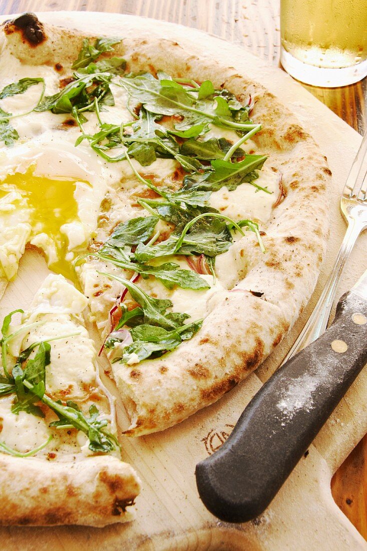 Pizza with rocket and egg