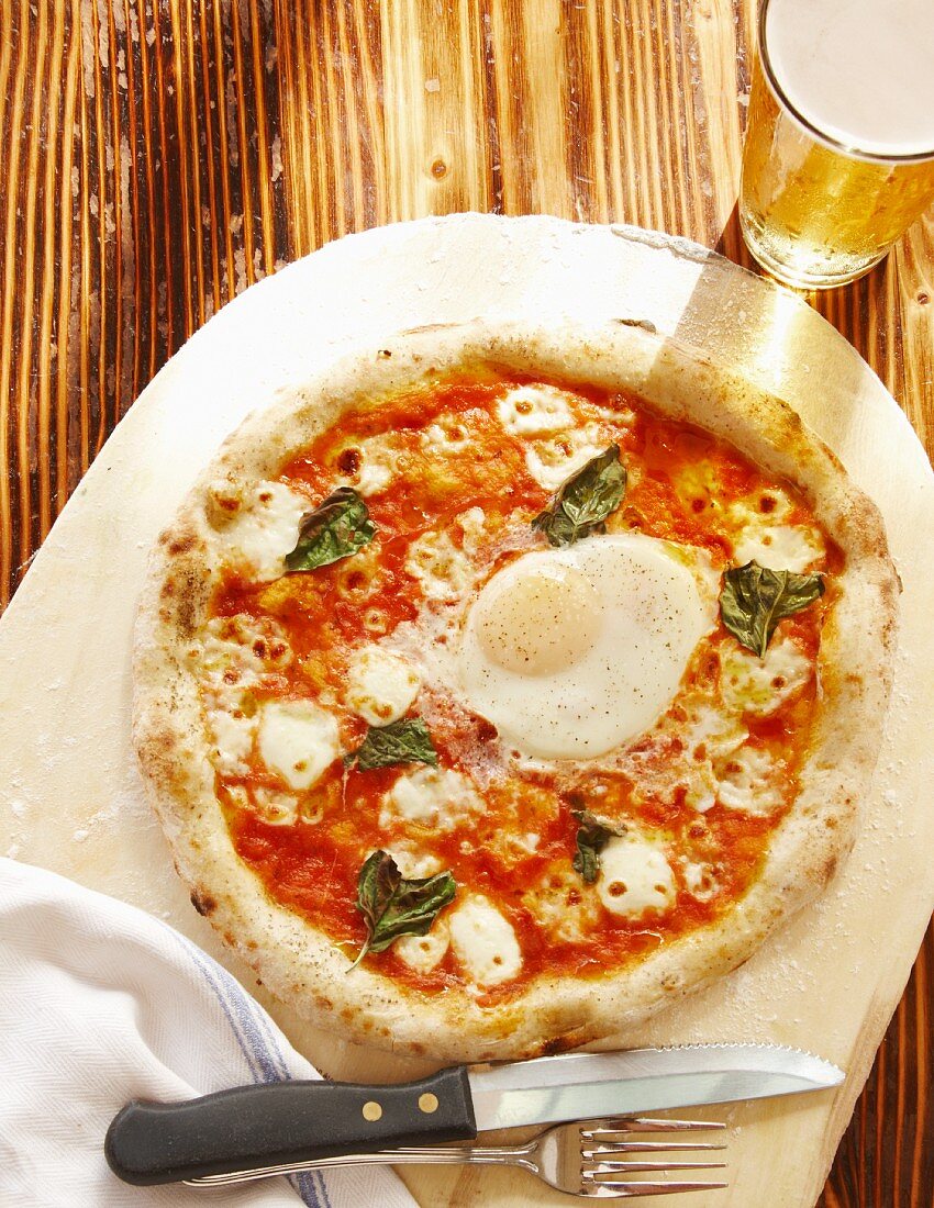 Pizza Margherita mit Spiegelei (Aufsicht)