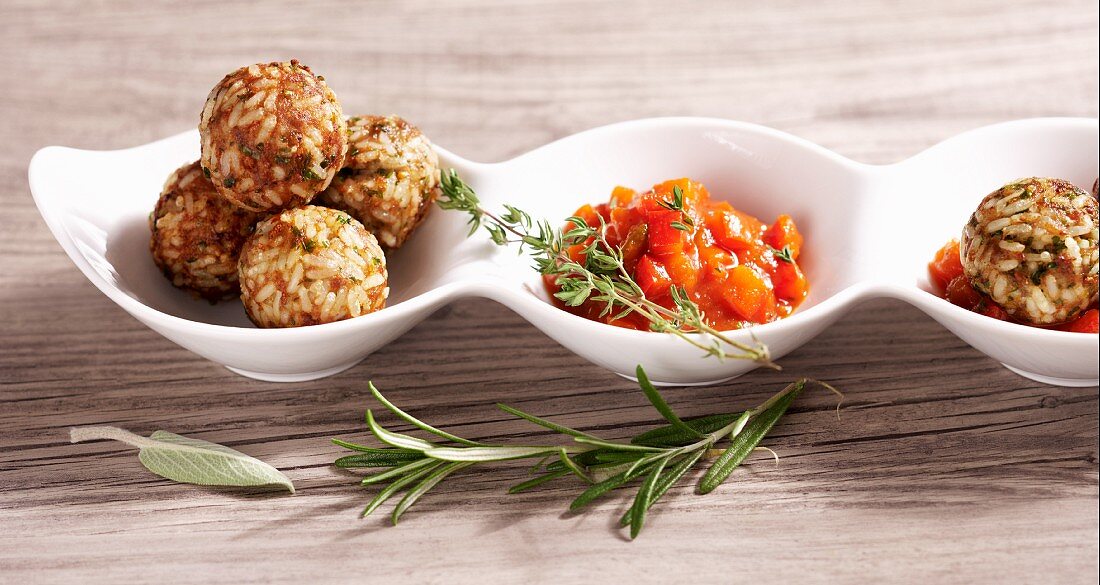 Reis-Hackbällchen mit Tomaten-Paprika-Sauce