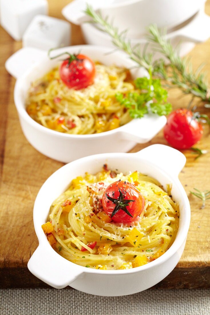 Spaghettiauflauf mit Kürbis und Tomaten