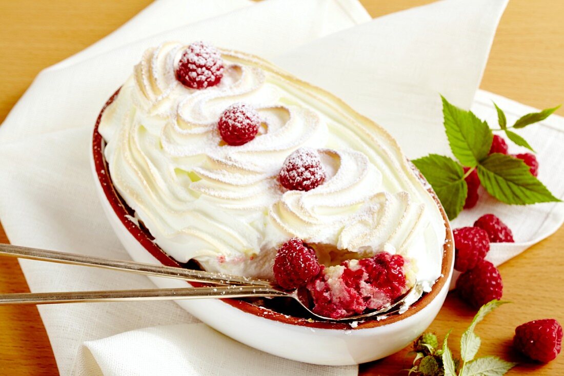 Raspberry and rice bake with meringue