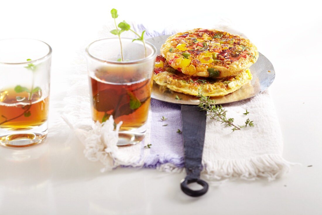 Türkisches Omelett mit Paprikaschoten, Tomaten und Zwiebeln