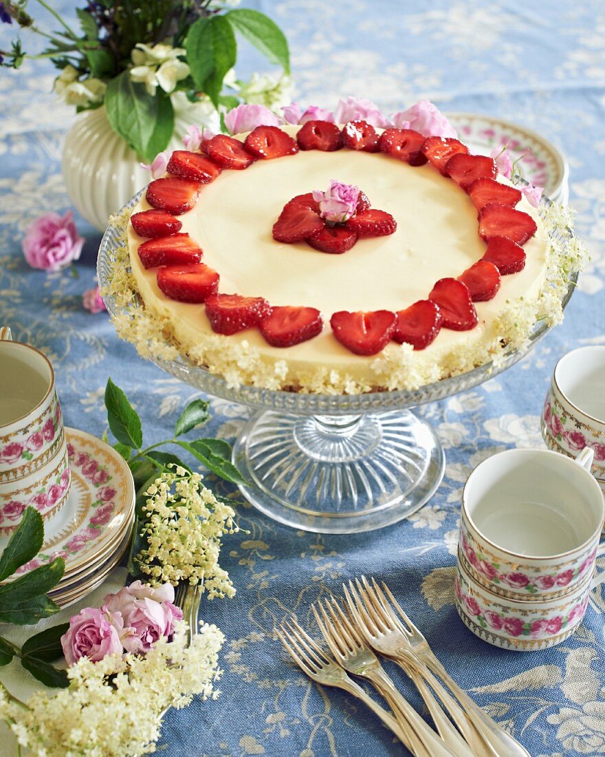 Holunderblüten-Mousse-Torte mit Erdbeeren