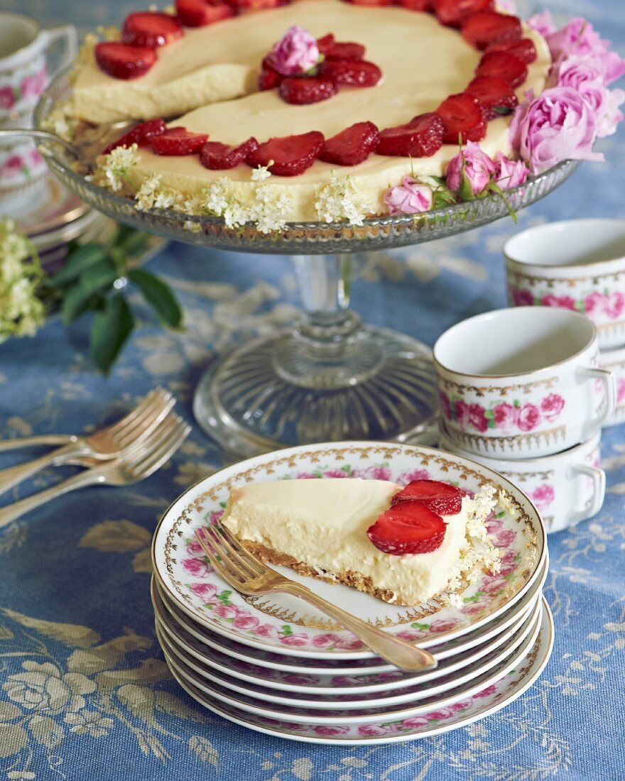 Holunderblüten-Mousse-Torte mit Erdbeeren