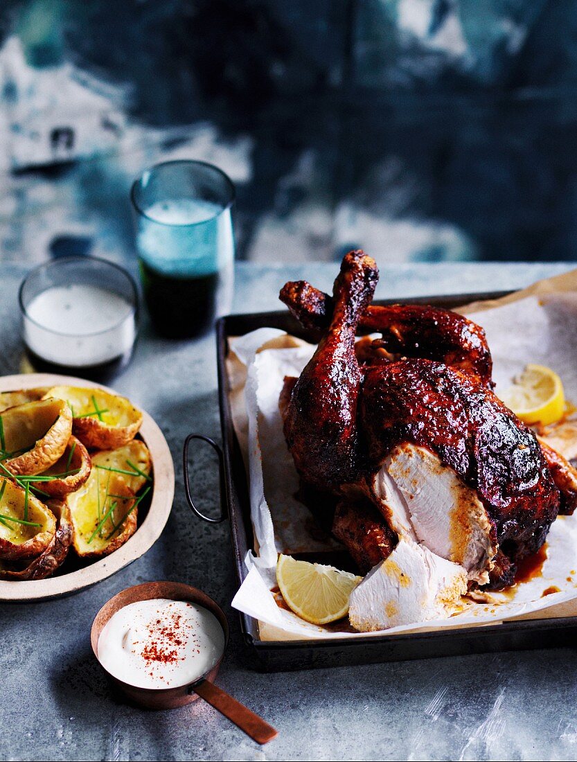 Auf der Bierdose gegrilltes Hähnchen mit Kartoffelschalen