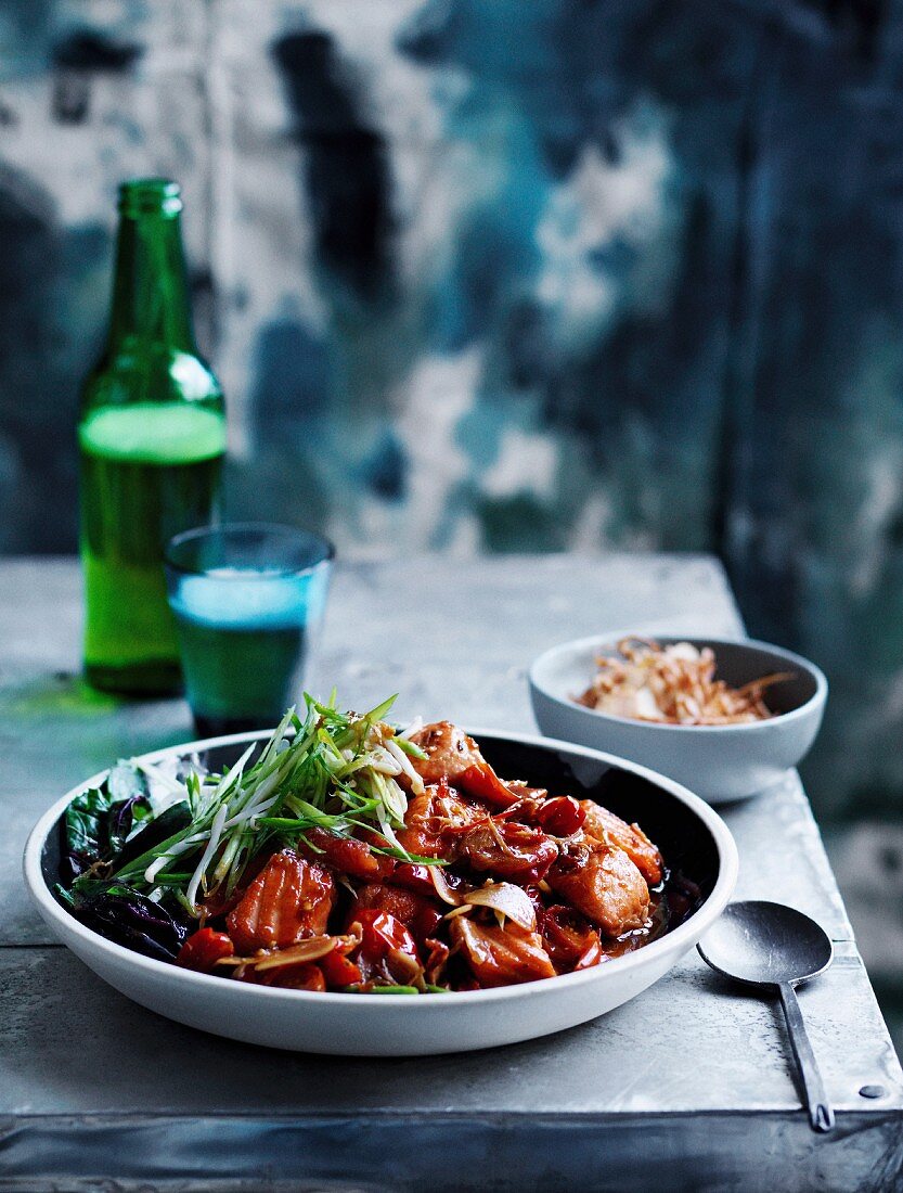 Fisch in Tomaten-Bier-Sauce mit frittiertem Knoblauch und Schalotten