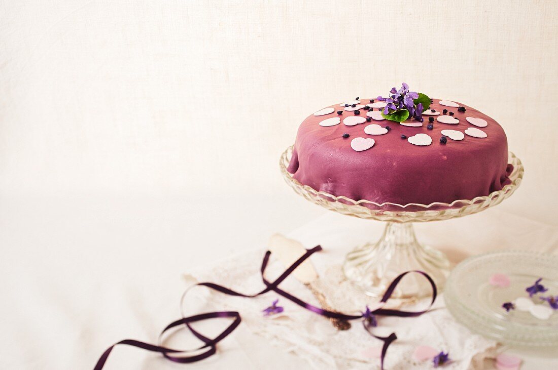 Torte mit violetter Marzipandecke